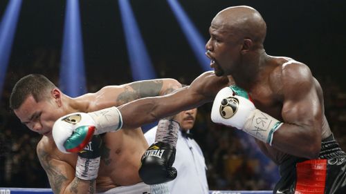 Floyd Mayweather Jr, right, connects with a right to the head of Marcos Maidana during a 2014 bout. (AAP)