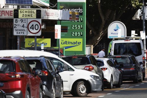 I prezzi della benzina e del diesel continuano ad aumentare mentre la guerra in Iran persiste. L'immagine mostra gli autisti in coda per fare benzina alla BP Mascot, dove i prezzi più bassi della zona hanno visto le linee allungate lungo Botany Rd.