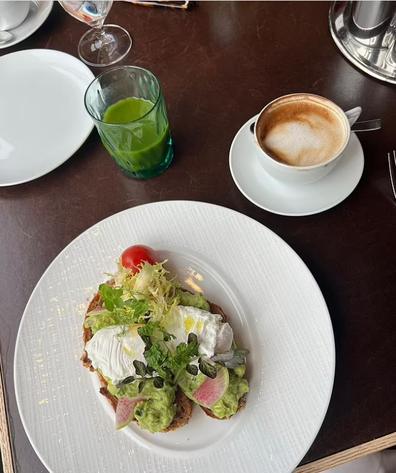 reese witherspoon cafe breakfast avocado toast green juice and coffee