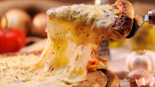 A cheesy margharita pizza
