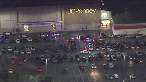 Gunman opens fire on shoppers at US mall