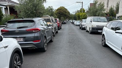 Uma das ruas residenciais movimentadas de Stonnington, onde os moradores locais agora devem pagar para estacionar.