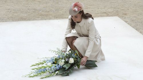 The Duchess of Cambridge lays a wreath. (Getty)