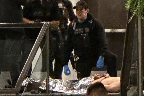 I membri delle forze dell'ordine rispondono durante la cena dei corrispondenti della Casa Bianca, sabato 25 aprile 2026 a Washington. (AP Photo/Alex Brandon)