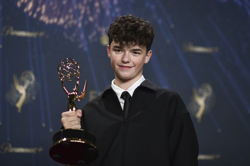 Owen Cooper, vencedor do prêmio por excelente ator de apoio em uma série ou filme limitado ou antologia 