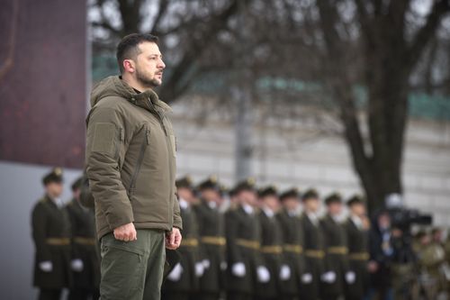 رئیس جمهور اوکراین ولودیمیر زلنسکی در مراسم یادبودی به مناسبت یک سالگی جنگ روسیه اوکراین در کیف، اوکراین، جمعه، 24 فوریه 2023 شرکت می کند. 