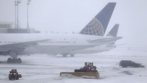 Heavy snow across America's north-east has caused travel chaos with more than 6000 flights cancelled. (AAP)
