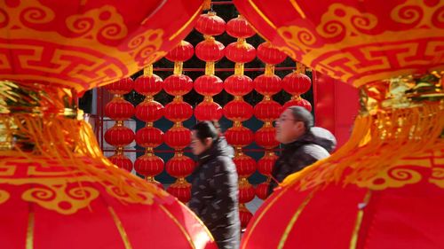 Vista delle lanterne rosse per celebrare il prossimo capodanno lunare cinese o il festival di primavera in un punto panoramico di Pechino.