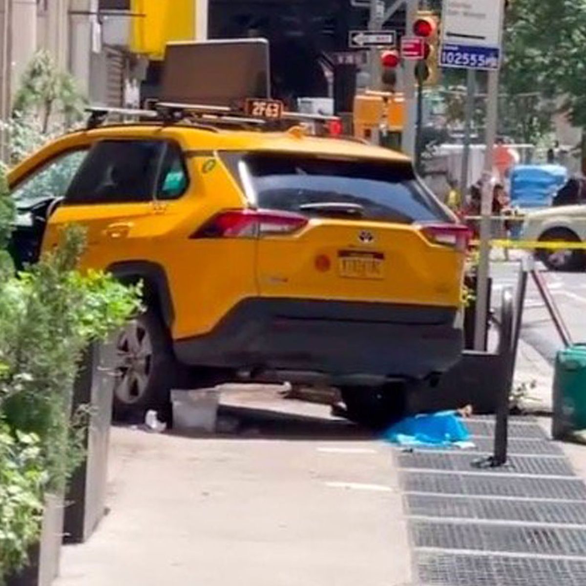 2 pedestrians killed when crash sends car onto Manhattan sidewalk: NYPD