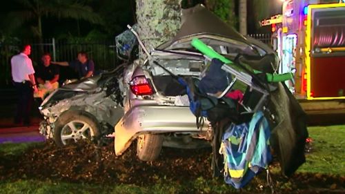 Man dies after car slams into tree on the Gold Coast