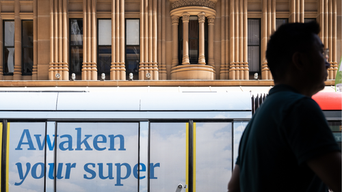 Sydney'deki bir tramvayda süperannüasyon reklamı.