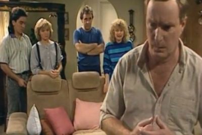 Roo joins with her boyfriend Frank, along with Tom and Pippa Fletcher to reveal to her father Alf that she is pregnant. The family discuss Roo and Frank getting married and raising the baby.