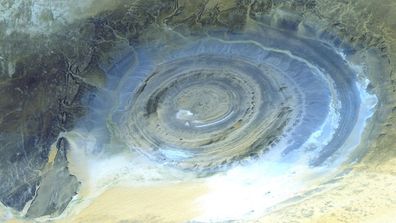 

<p>La agencia espacial estadounidense NASA ha publicado tres millones de fotos de la superficie de la Tierra de su base de datos interna, tomadas durante 17 años.</p>
<p>Las fotos fueron tomadas tanto en infrarrojos como en color por el Radiómetro de Emisión y Reflexión Térmica Espacial Avanzada (ASTER) a bordo de su nave espacial Terra.</p>
<p>Cuentan con una variedad de sitios arqueológicos y agrícolas, pueblos, islas, características geológicas e hidrológicas, glaciares, peligros naturales y volcanes.</p>
<p>ASTER ha explorado aproximadamente el 99% de la superficie del planeta.</p>
<p>Se ha puesto a disposición una selección más pequeña de fotos en el sitio web de ASTER.</p>
<p><strong>Haga clic para ver algunas de las mejores vistas de aves de nuestro planeta.</strong></p>
<p>"Esta característica circular prominente en el desierto del Sahara de Mauritania ha atraído la atención desde las primeras misiones espaciales porque forma un ojo de buey conspicuo en la extensión del desierto, que de otro modo sería bastante monótona." (NASA / METI / AIST / Japan Space Systems y el equipo científico de ASTER de EE. UU. Y Japón)</p>
<p>«/></p></div>
<div class=