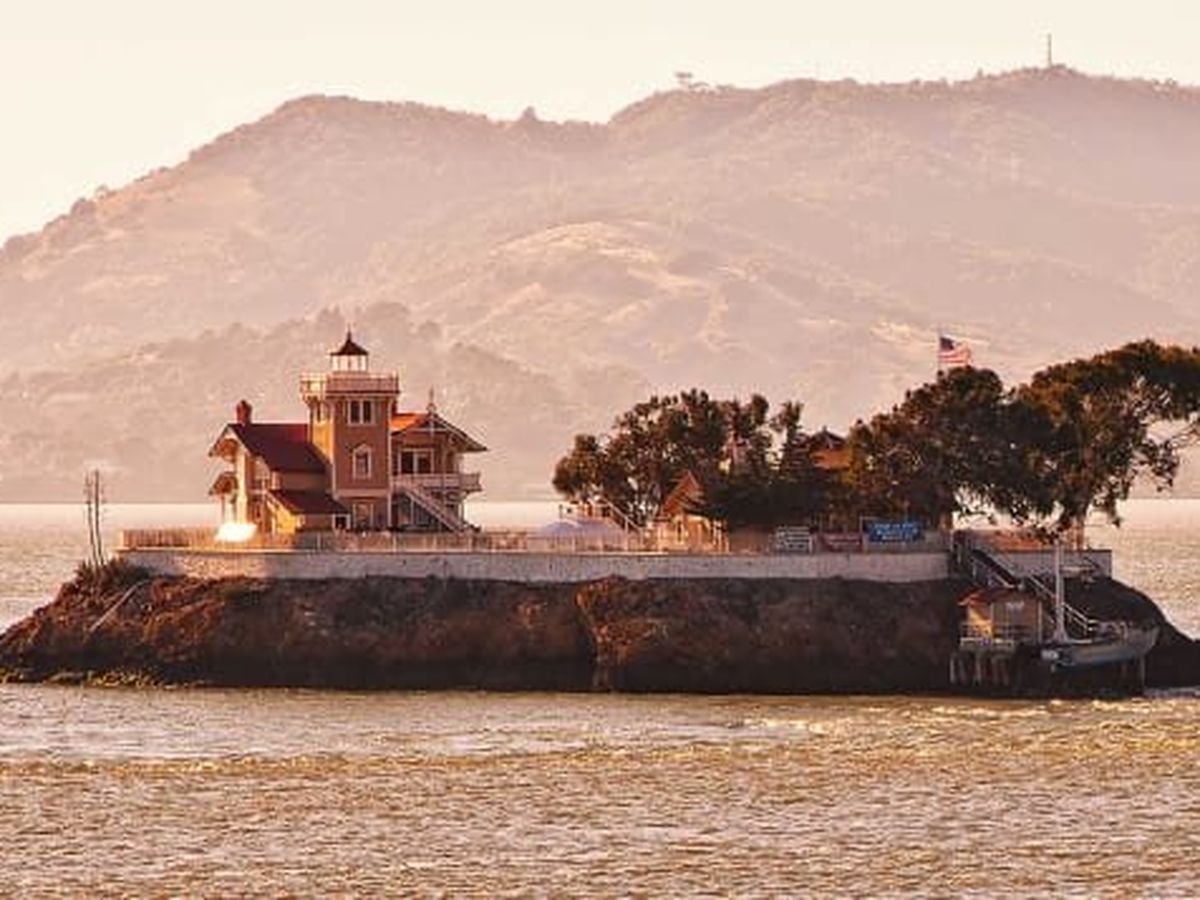 lighthouse-keeper-get-paid-180k-to-run-a-lighthouse-on-a-tiny-island-near-san-francisco