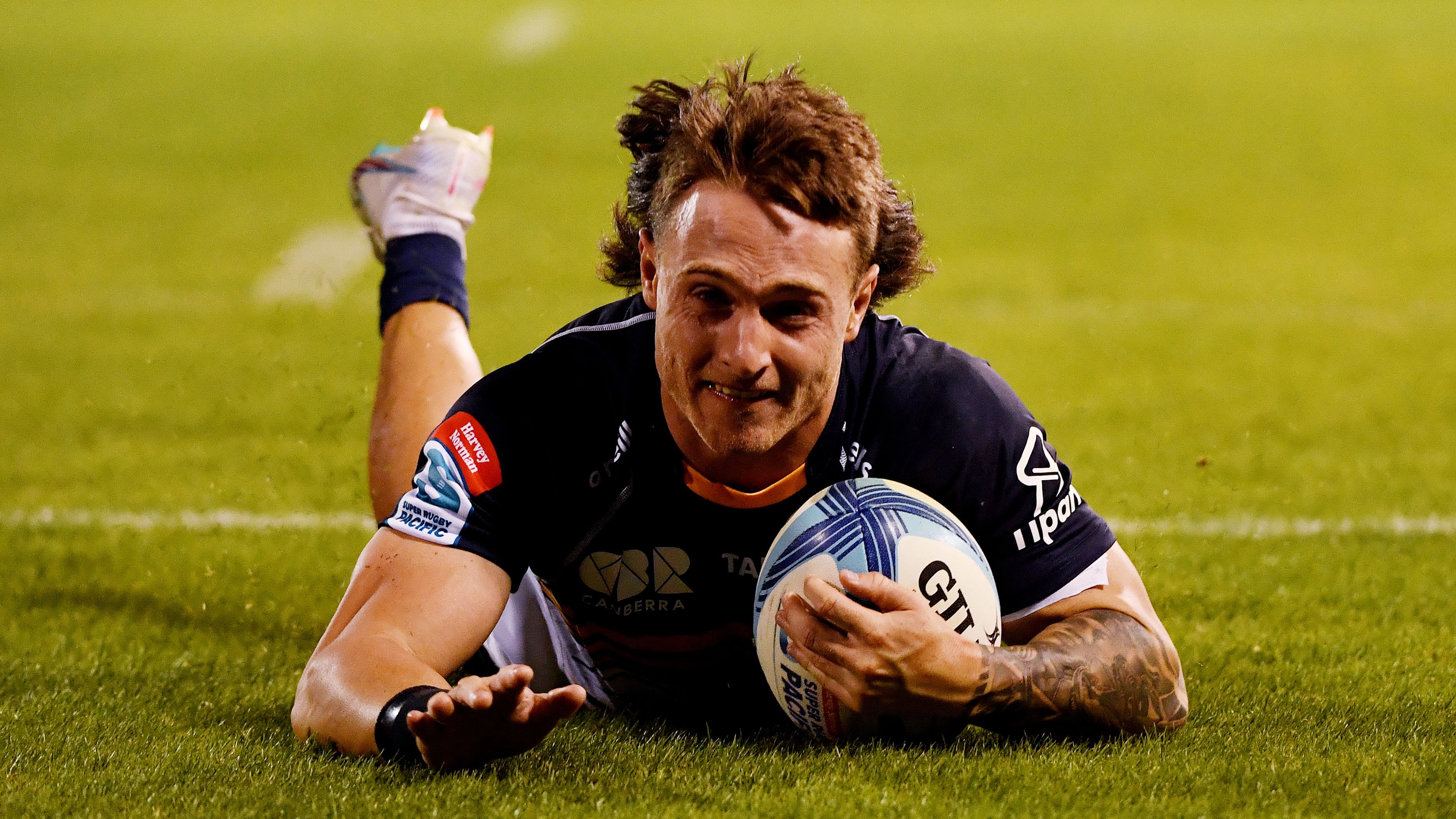 Corey Toole of the Brumbies scores a try.