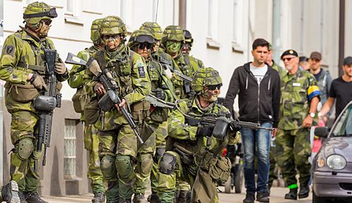 Swedish soldiers carry out exercises in the city of Kritianastad. (Photo:AFP).