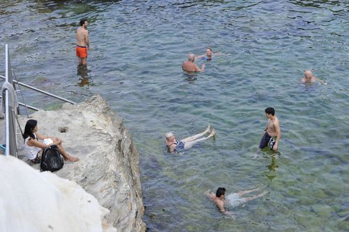 People enjoy the water at Coogee Beach in Sydney. (AAP)