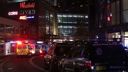 Une forte présence des services d'urgence reste à Westfield Bondi Junction, dans l'est de Sydney.
