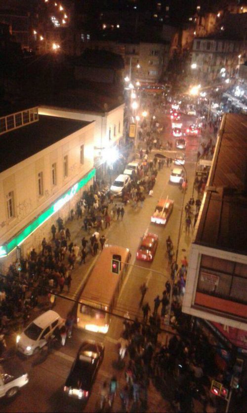 People are evacuated from a building in Valparaiso, Chile. (Twitter @Vicente_Galvez)