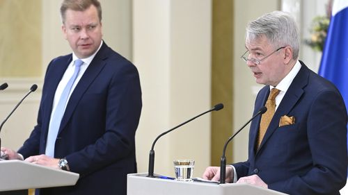 Fiński minister obrony Antti Kakkonen (po lewej) i minister spraw zagranicznych Pekka Haavisto biorą udział w konferencji prasowej poświęconej fińskim decyzjom w zakresie polityki bezpieczeństwa w Pałacu Prezydenckim w Helsinkach w Finlandii.