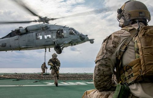 US soldiers rappel from a helicopter during the Keen Sword exercises in the Pacific. (US Navy).
