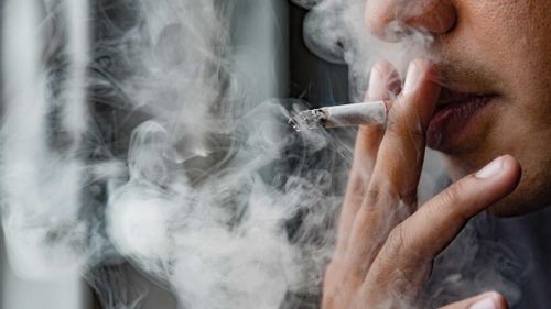 2008 sonrası doğan çocuklar Birleşik Krallık'ta sigara satın almaktan men edilecek.