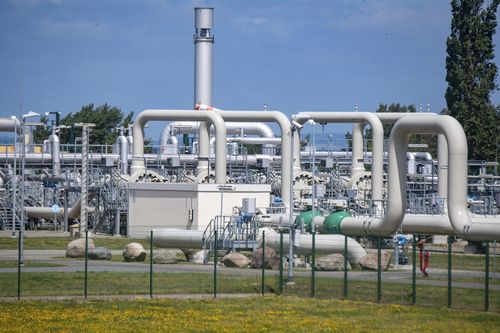 文件 - 6月21日德国卢布门Nord Stream 1波罗的海管道和OPAL（Ustsee-Pipeline-Anpendungsleitung - Baltic Pipeline Connection）长输输电站的管道系统和关闭装置演示, 2022 年。加拿大政府表示，2022 年 7 月 9 日星期六晚些时候，它将允许从俄罗斯和欧洲之间的主要天然气管道向德国运送设备，该管道已经过维护设备，但被俄罗斯的 Gazpro 错过了。