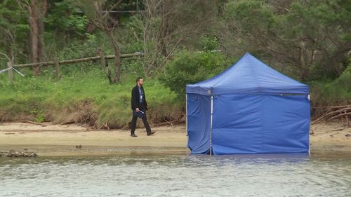 A mans body has been found on a beach in Wollongong.