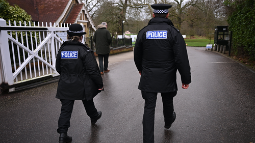 Policiais patrulham perto do Royal Lodge, antiga residência de Andrew Mountbatten-Windsor em Windsor Great Park.