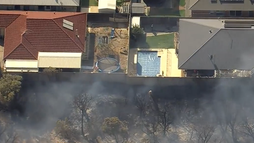 Um incêndio florestal de emergência que danificou algumas casas e queimou 15 hectares no nordeste de Perth está sendo investigado como incêndio criminoso, com a polícia oferecendo uma recompensa de US$ 25 mil por informações. 