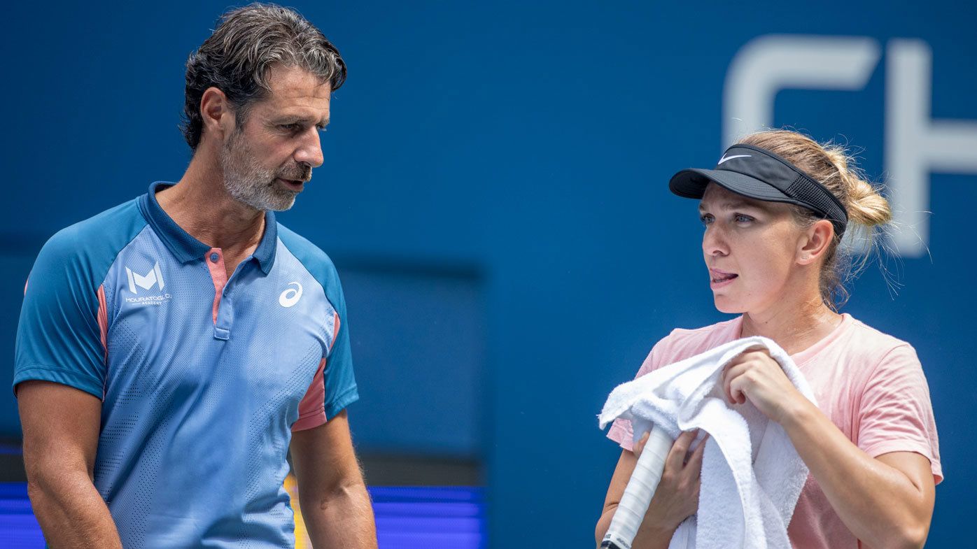 Coach Patrick Mouratoglou speaks with his player Simona Halep in 2022.