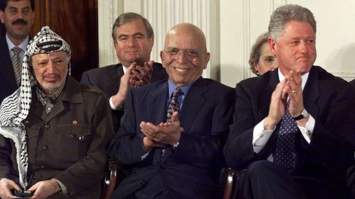 King Hussein (centre) during a White House visit in 1998. (AAP)