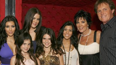 Ryan Seacrest、Kim Kardashian、Kylie Jenner、Khloe Kardashian、Kendall Jenner、Kourtney Kardashian、Kris Jenner 和 Bruce Jenner 在一张照片中跟上卡戴珊的步伐 2007 年 10 月 16 日在加利福尼亚州阿古拉山的 Chapter 8 餐厅观看派对。  （杰夫·维斯帕/WireImage 摄）