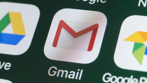 Londres, Royaume-Uni - 31 juillet 2018 : Les boutons de l'application Gmail, entourés de Google, Google Photos, Google Drive et d'autres applications sur l'écran d'un iPhone.