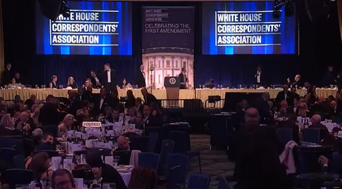 Un grave incidente di sicurezza ha interrotto la cena dei corrispondenti della Casa Bianca a Washington, dove Donald Trump era presente per la prima volta alla presidenza in carica.