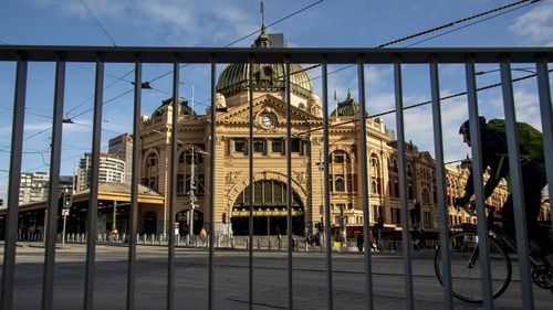 Estação Flindres Street durante o bloqueio devido à propagação contínua do coronavírus em Melbourne, quinta-feira, 6 de agosto de 2020. O estado de Victoria, o foco do coronavírus na Austrália, anunciou na segunda-feira que as empresas serão fechadas e reduzidas em uma tentativa de conter a propagação do vírus. (Foto AP/Andy Brownbill)