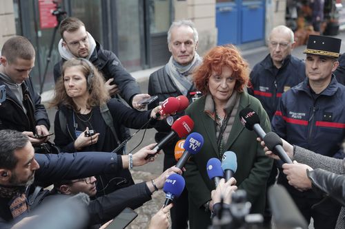 La procureure de Paris Laure Beccuau s'exprime devant les médias après une fusillade à Paris, le vendredi 23 décembre 2022 
