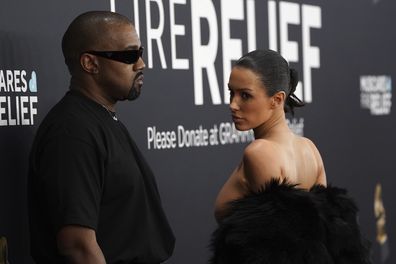 Kanye West, kiri, dan sensori Bianca tiba di Grammy Awards tahunan ke -67 pada hari Minggu, 2 Februari 2025, di Los Angeles. 