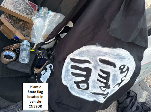 A bandeira caseira do Estado Islâmico encontrada no carro dos Akrams no local do ataque.