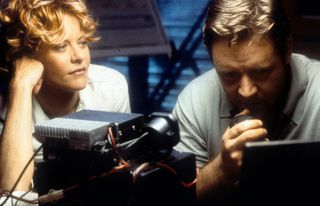 Meg Ryan îl urmărește pe Russell Crowe într-o scenă din filmul 'dovada vieții', 2000.