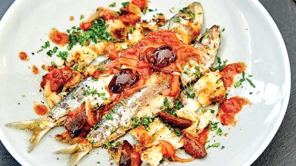 Pan fried sardine salad with tomatoes, olives and rocket_recipe