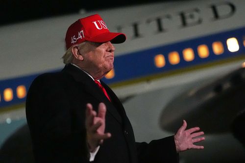 Il presidente Donald Trump parla con i giornalisti alla Joint Base Andrews, dopo il suo ritorno da Miami. 
