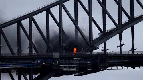 Un panache de feu a été aperçu sur le pont du port de Sydney lundi matin après qu'une voiture a pris feu lorsqu'elle s'est écrasée avec un autre véhicule. 