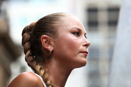 SYDNEY, AUSTRALIA - 9 FEBBRAIO: Grace Tame parla durante una protesta contro la visita del presidente israeliano Isaac Herzog il 9 febbraio 2026 a Sydney, in Australia. Herzog sarà in visita in Australia dall'8 al 12 febbraio e prevederà impegni ufficiali e incontri con la comunità ebraica. (Foto di Lisa Maree Williams/Getty Images)