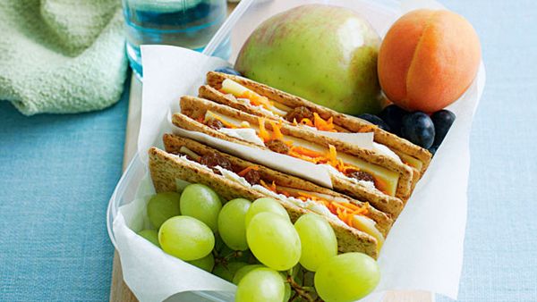 Crispbreads with cheesy carrot and sultana filling