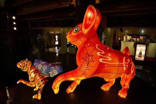 Expozițiile de Anul Nou Lunar de la Crown vor include spectacol captivant Zodiac Spectacular cu sculpturi de animale luminoase mai mari decât natura, care coboară în cascadă pe scara atriumului.