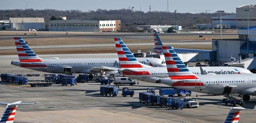 Des avions sont vus à l'aéroport international de Charlotte Douglas le 28 décembre 2022 à Charlotte, aux États-Unis. 