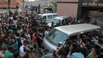 Journalists surround a vehicle carrying Mohammad Qamaruzzaman in Dhaka, Bangladesh. He was executed shortly after. (AAP)