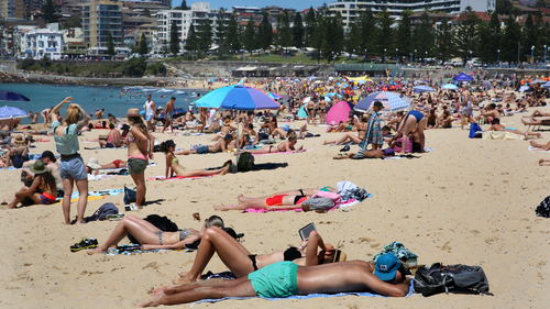La folla si rinfresca a Coogee Beach.