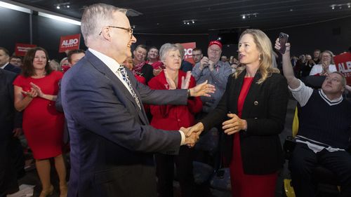 Anthony Albanese et la chef de l'opposition tasmanienne Rebecca White en 2022.